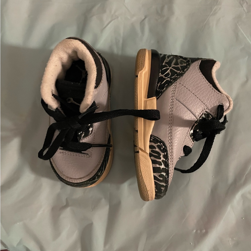 Jordan Retro 3 Wolf Grey Kids Sneakers - Black and Gray Size 4C